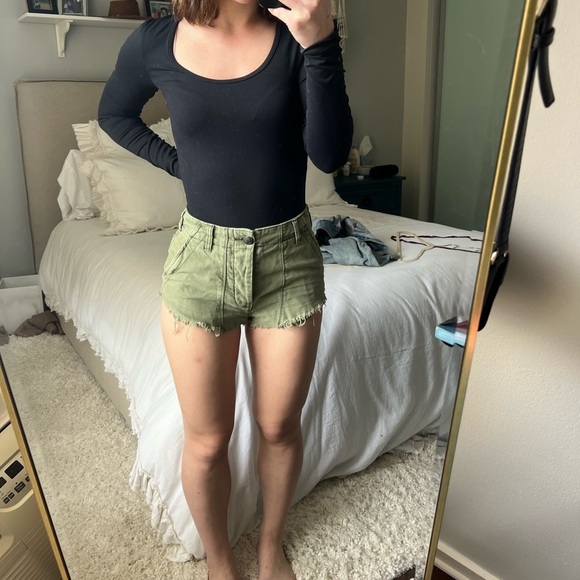 ✨FREE PEOPLE ARMY GREEN SHORTS size $0 $20 - Picture 1 of 3